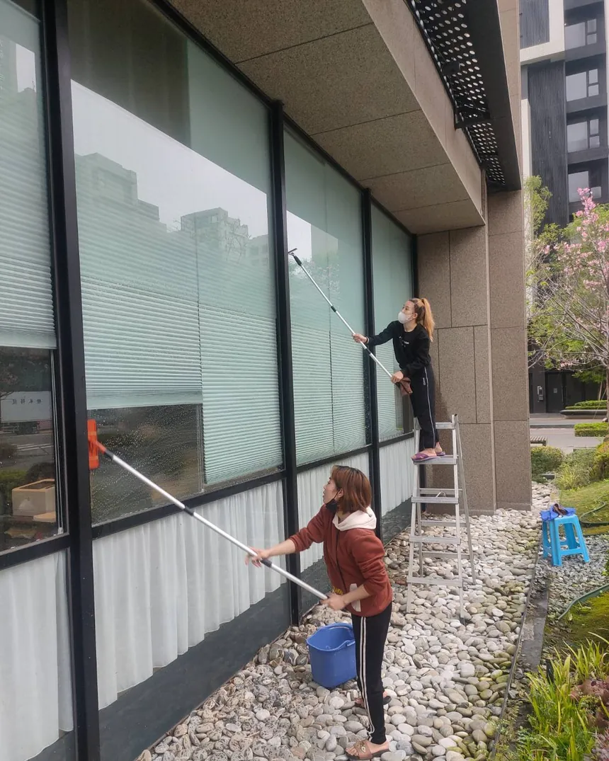 新竹大樓外牆玻璃與鋁窗清洗，處理風飛沙與雨痕