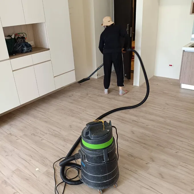新竹裝潢屋清潔,師傅使用工業吸塵器清除裝潢粉塵